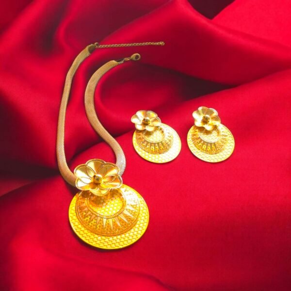 Anti-tarnish retro necklace